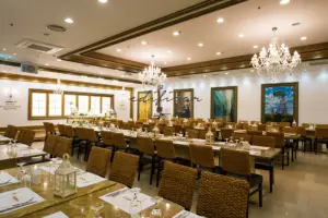 크리스탈 샹들리에가 빛나는 유러피안 연회장